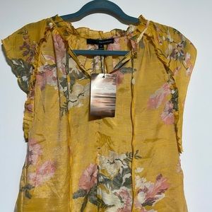 NWT Harve Benard floral yellow tie front top in size Medium